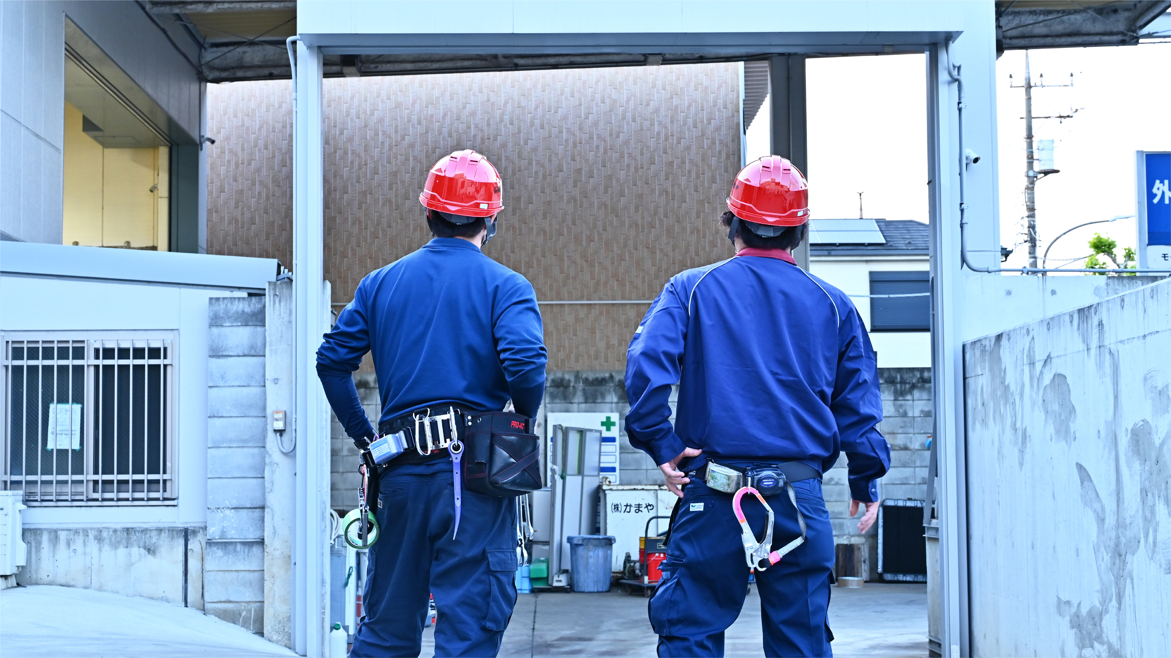 社員２人の背中